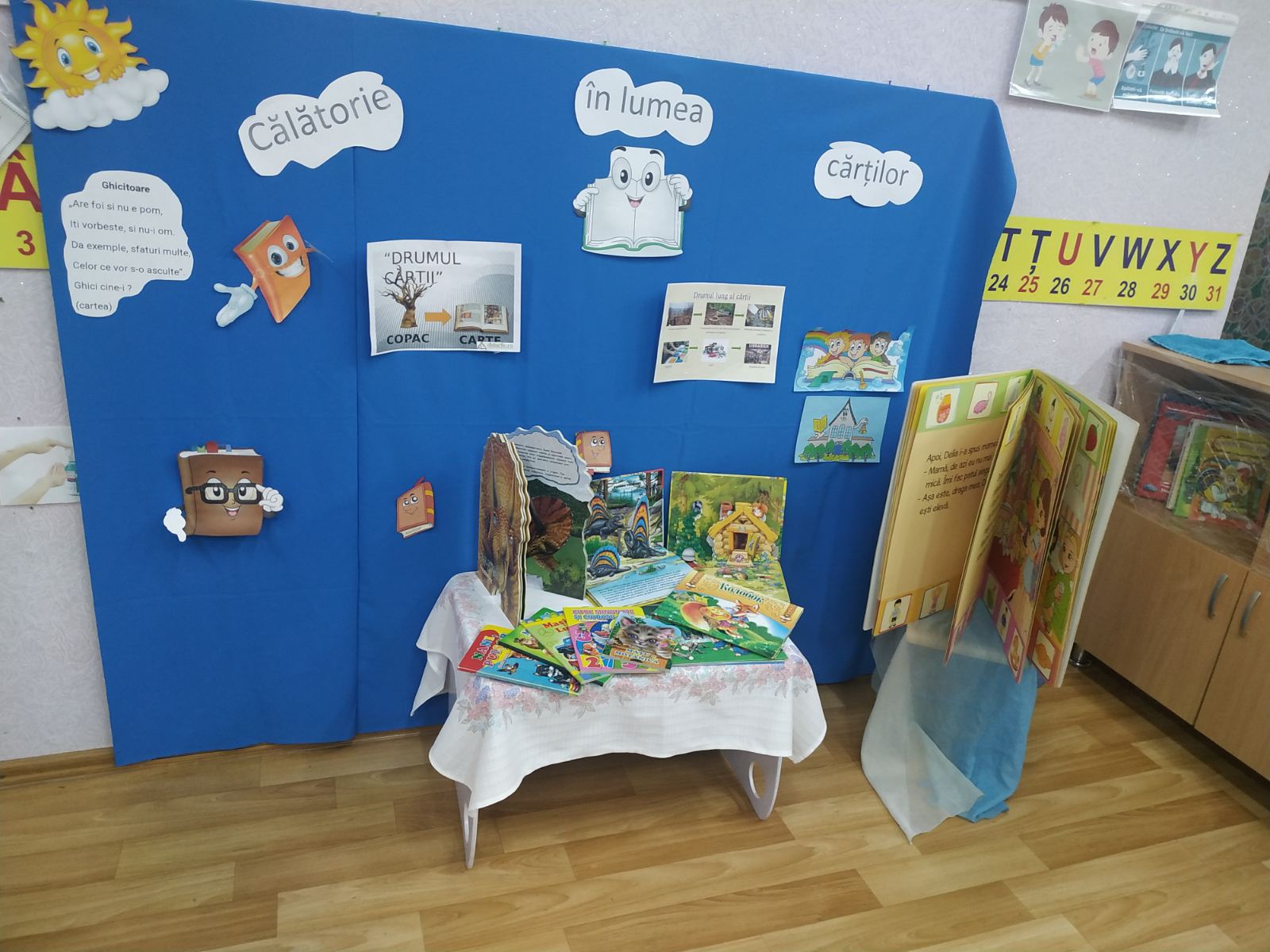 Grupa II inferioară nr.4: ”Călătorie în lumea cărților”. O incursiune pe înțelesul celor mici despre ce este cartea, cum apare și de ce cărțile trebuiesc prețuite și păstrate ! Cele mai de preț cărți sunt cele confecționate cu mânuțele proprii !